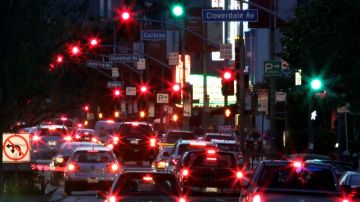 Las luces de tráfico sincronizadas en  Wilshire Boulevard, guían a miles de autos cada día.