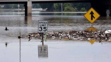 San Antonio y Austin permanecieron la bajo advertencias de inundaciones.