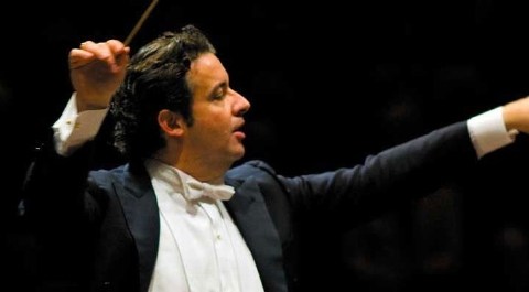 El conductor español Juanjo Mena se presenta en el Walt Disney Concert Hall.