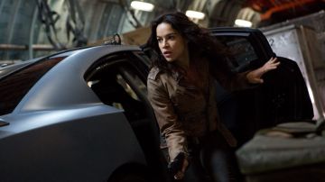 Michelle Rodríguez en el papel de Letty, durante una escena de la sexta entrega de la exitosa saga de acción y persecuciones de coches "Fast & Furious".