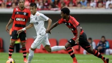 Neymar (izq.) disputa el balón ante Luiz Antonio, del Flamengo,   en el Estadio Nacional Mané Garrincha.