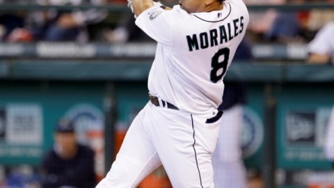 El cubano Kendrys Morales dispara jonrón de dos carreras para los Marineros en la sexta entrada ante los Rangers.