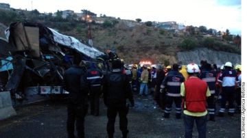 El corredor de la montaña de la Carretera México-Tampico permanecía cerrado ayer tras el accidente mortal.
