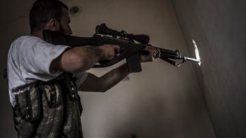Un francotirador rebelde dispara contra las tropas leales al presidente Bachar al Asad en la ciudad de Alepo, Siria.