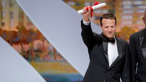 El director Amat Escalante, izquierda, recibe su reconocimiento ayer en Cannes.