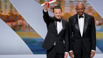 El director Amat Escalante, izquierda, recibe su reconocimiento ayer en Cannes.