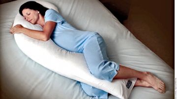 Hay almohadas que  ayudan  a la mujer embarazada, con más de cinco meses de gestación, a dormir mejor.