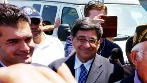 El alcalde electo Eric Garcetti, es saludado por la multitud durante la celebración de Memorial Day en Cinco Puntos en el Este de Los Ángeles.