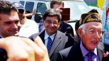 El alcalde electo Eric Garcetti, es saludado por la multitud durante la celebración de Memorial Day en Cinco Puntos en el Este de Los Ángeles.