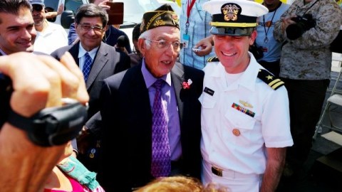 El alcalde electo Eric Garcetti, es saludado por la multitud durante la celebración de Memorial Day en Cinco Puntos en el Este de Los Ángeles.