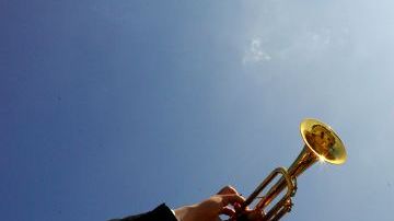 Jesús Montes toca la llamada militar Taps durante la ceremonia en honor a los caídos realizada en Cinco Puntos en el este de Los Ángeles.