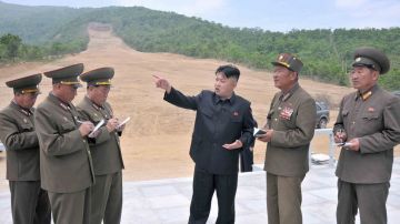 Kim Jong Un, dando intrucciones al Ejército del Pueblo en Massik Pass.