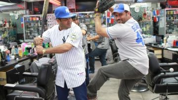 Angel Miguel Langumás, en uniforme de Yankees, y Miguel Angel Langumás, con su franela de Mets, listos para la Serie del Subway.