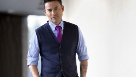 El disco cuenta también con "No te quiero ver con él", una bachata que se ha hecho muy popular en las estaciones de radio estadounidenses.