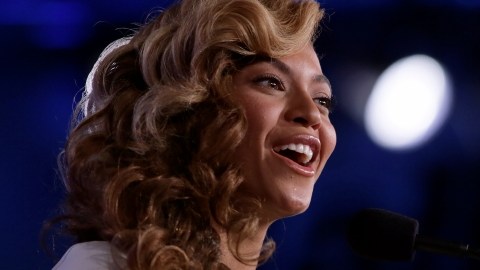 Un seguidor se sobrepasó con Beyoncé en el escenario.