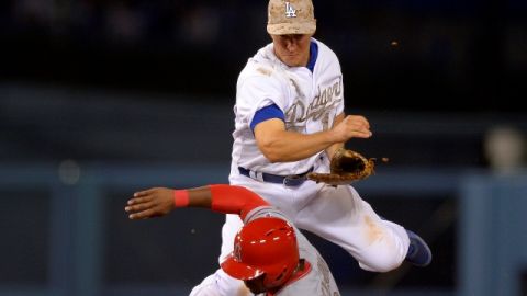 Chris Nelson es puesto out en segunda, mientras Mark Ellis tira a primera para enfriar a Mark Trumbo y completar la doble matanza.
