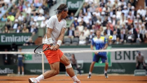 Rafael Nadal (izq.) se dispone a golpear la bola durante el partido contra el teutón Daniel Brands.