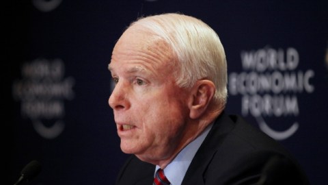 John McCain, senador republicano.