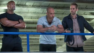 Los actores Dwayne Johnson, Vin Diesel y Paul Walker en una escena de  'Fast & Furious 6'.