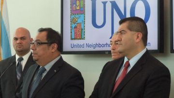 Juan Rangel y Martin Cabrera Jr. durante la conferencia de prensa realizada hoy en la primaria UNO Soccer Academy Chárter, ubicada en el 5050 S. Homan Ave. Chicago, IL.