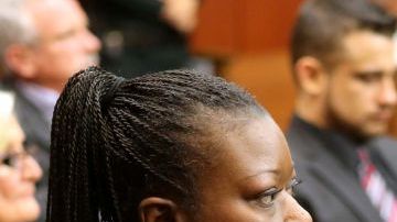 Zimmerman está acusado de asesinato en segundo grado por la muerte del joven Trayvon Martin. En la foto, Sybrina Fulton, la madre del fallecido, junto a su abogado Benjamin Crump, en la vista judicial del caso celebrada hoy.