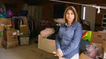 Rosemarie Chávez de Kilpatrick, Alabama, frente a su garaje, donde se almacenan los artículos donados para las victimas del tornado.