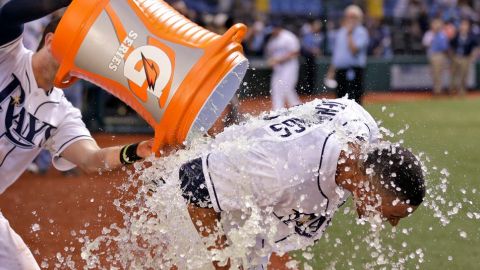 Desmond Jennings es "bañado" por sus compañeros tras conectar el batazo del triunfo.
