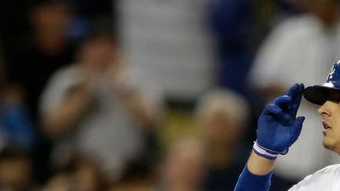 Cruz es felicitado tras abrir la puerta del triunfo a los Dodgers.