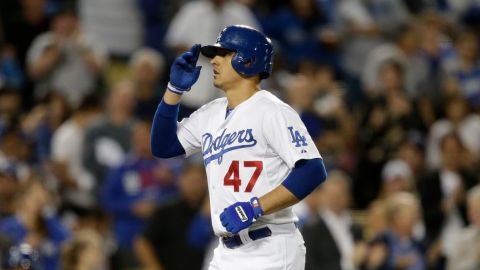 Cruz es felicitado tras abrir la puerta del triunfo a los Dodgers.