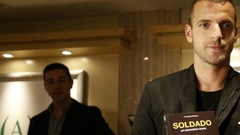 El delantero del Valencia y de la selección española Roberto Soldado presenta su biografía, 'Roberto, un verdadero nueve', escrita por el periodista Fernando Álvarez