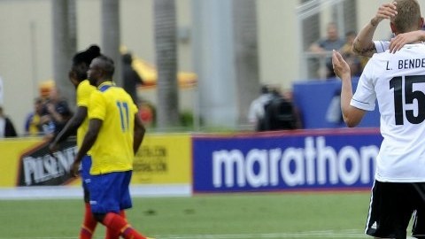 El jugador alemán Lars Bender (i) celebra con su compañero Roman Neustadter después de anotar contra Ecuador