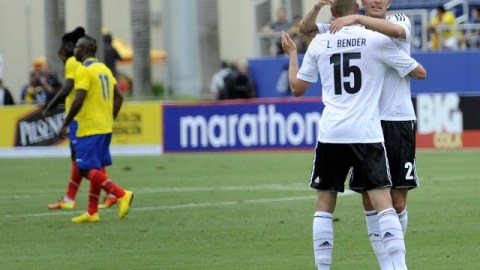 El jugador alemán Lars Bender (i) celebra con su compañero Roman Neustadter después de anotar contra Ecuador