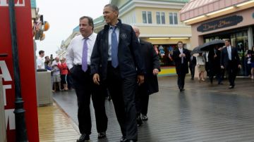 El presidente Barack Obama y Chris Christie, gobernador de Nueva Jersey, caminan sobre el muelle durante su visita a Point Pleasant, Nueva Jersey.