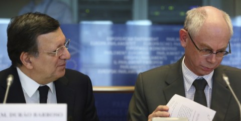 El presidente de la Unión Europea, José Manuel Durao Barroso (i), y el presidente del Consejo Europeo, Herman Van Rompuy (d), participan en la conferencia de presidentes en el Parlamento Europeo.