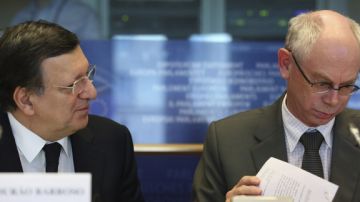 El presidente de la Unión Europea, José Manuel Durao Barroso (i), y el presidente del Consejo Europeo, Herman Van Rompuy (d), participan en la conferencia de presidentes  en el Parlamento Europeo.