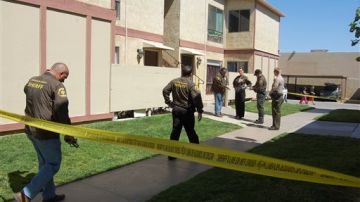 El departamento Especial de Víctimas del condado de Los Ángeles investiga en el apartamento donde el niño vivía con su madre y la pareja de ésta en Palmdale.