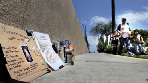 Vecinos de Westlake colocan un altar callejero en memoria del niño supuestamente asesinado por su padrastro.