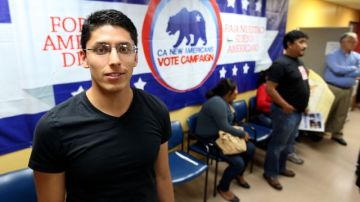 Justino Mora, de 23 años y estudiante de UCLA, durante una conferencia de prensa en CHIRLA para anunciar que dedicarán tiempo y recursos para presionar a miembros del Congreso a dar un voto fuerte, justo y serio para un camino a la ciudadanía.