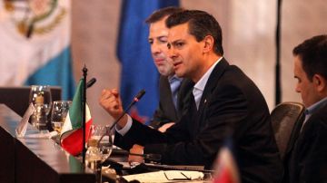 El presidente de México, Enrique Peña Nieto (d), habla  en la VII Cumbre de la Alianza del Pacífico.
