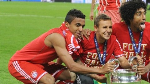 Los jugadores brasileños Luiz Gustavo y Dante disputarán la Confederaciones