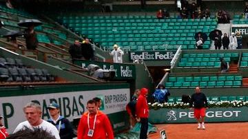 María Sharapova abandona la cancha ante la llegada de la lluvia.