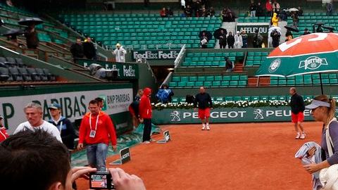María Sharapova abandona la cancha ante la llegada de la lluvia.