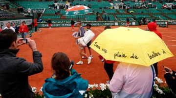 María Sharapova abandona la cancha ante la llegada de la lluvia.