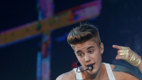 Fuentes cercanas a Bieber aseguran que la historia de la desconocida se trata de un montaje.