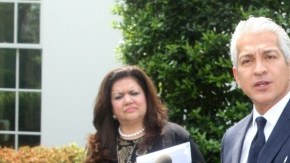 El  presidente  de la Cámara de Comercio Hispana de EEUU, Javier Palomarez (c), habla  acompañado de  Mónica Lozano (d), presidenta  de La Opinión y  Kimberly Casiano   de Casiano Communications.