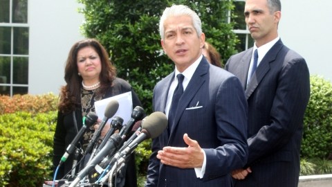 El  presidente  de la Cámara de Comercio Hispana de EEUU, Javier Palomarez (c), habla  acompañado de  Mónica Lozano (d), presidenta  de La Opinión y  Kimberly Casiano   de Casiano Communications.