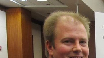 El sheriff del Condado de Harris, Adrián García (der.), con un ejemplo de los documentos generados en el nuevo sistema electrónico de las cortes.