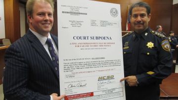 El sheriff del Condado de Harris, Adrián García (der.), con un ejemplo de los documentos generados en el nuevo sistema electrónico de las cortes.