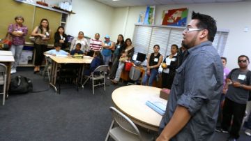 El maestro de  la escuela Jefferson Elementary,  Carlos Hernández (d) da la bienvenida a los maestros  de El Salvador.
