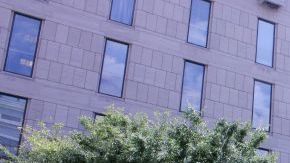 El vistoso autobús de los "Nuns on the bus" (Monjas en el Autobús) detenido, hoy, cerca del Capitolio en Washington.